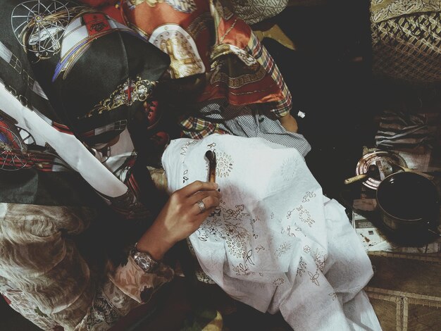 Photo woman doing handicraft on textile