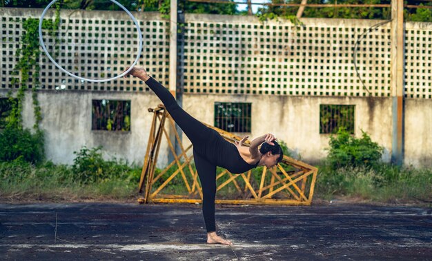 Photo a woman doing yoga in front of a wall with a basket on it