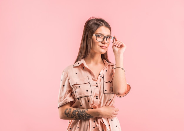 Photo woman in dress adjusting glasses