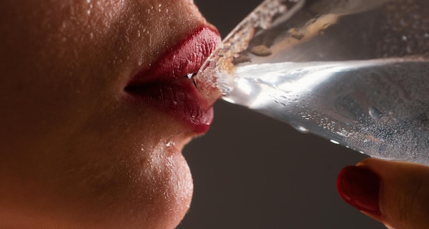 Photo woman drink cocktail close up wet sexy lips young girl drinking red lip cocktail closeup