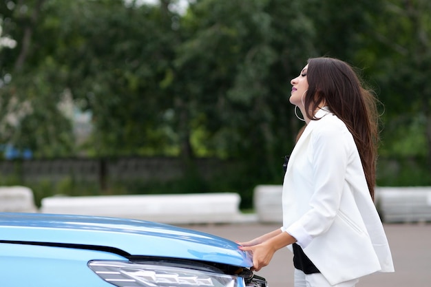 Woman driver has absence of strength to open hood in car