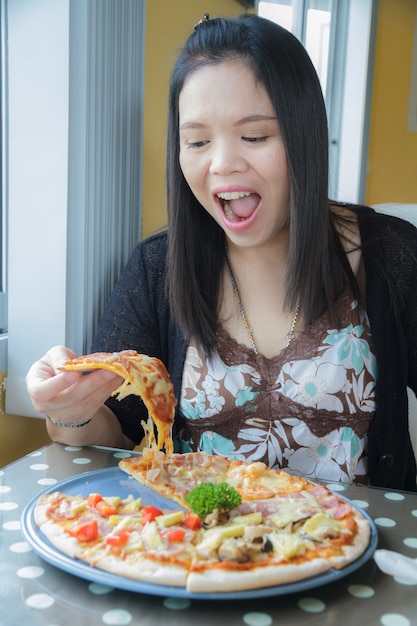 Woman eat pizza