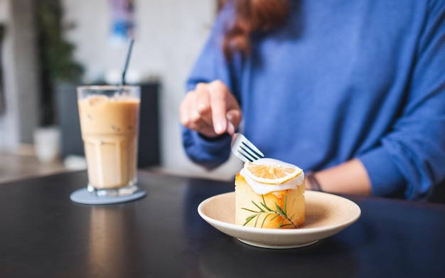 Photo a woman eating a piece of lemon pound cake with coffee