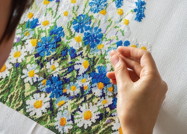 Photo woman embroidering a flower pattern with a needle