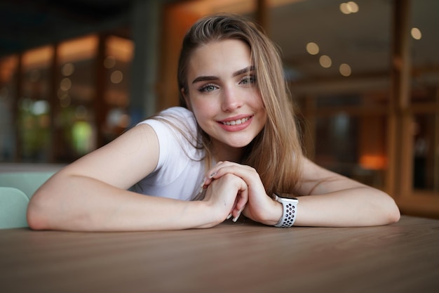 Photo woman enjoy posing in minimal white place. minimal white place and background and beautiful blonde caucasian lady in minimal cafe's interior.