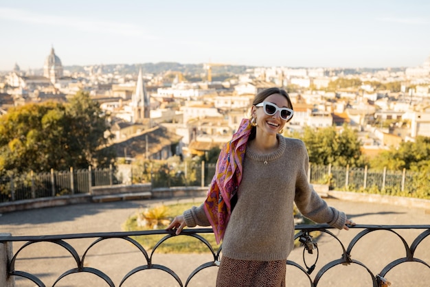 Photo woman enjoying beautiful morning cityscape of rome