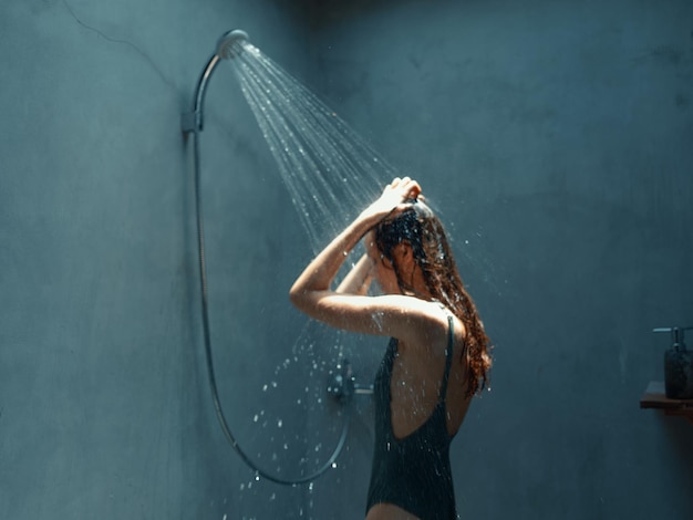 Photo woman enjoying a refreshing shower under a cascading stream of water in a cozy bathroom