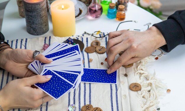 Photo a woman fortuneteller tells a man on tarot cards selective focus