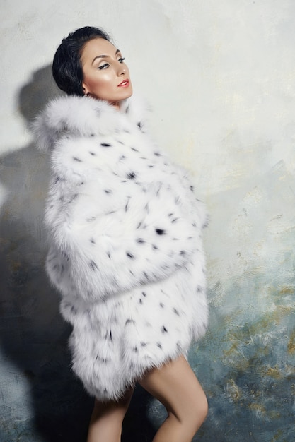 Photo woman fur coat white leopard fur, winter clothing