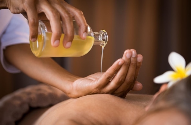 Photo woman getting a facial massage in the spa 224