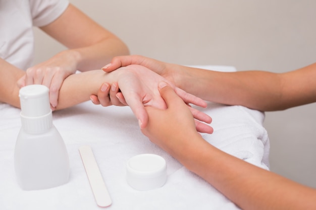 Photo woman getting a hand massage