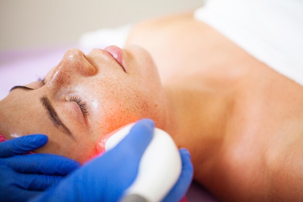 Photo woman getting lpg hardware massage at the beauty clinic