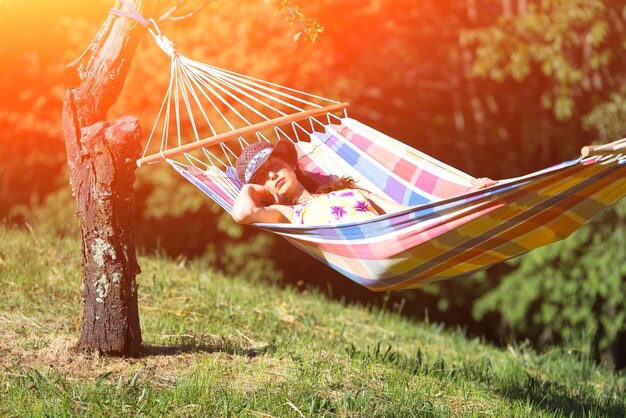 Photo woman on hammock in spring