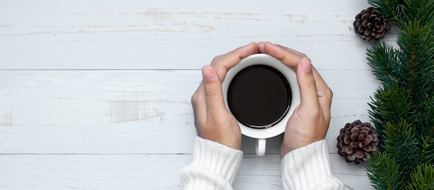 Photo woman hand holding black coffee cup with christmas decoration, happy new year and xmas holidays