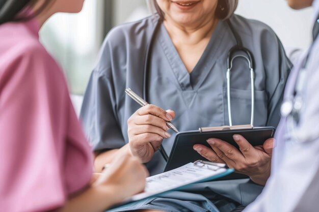 Photo woman having health check with nurse at home medicine age health care and people concept photo o