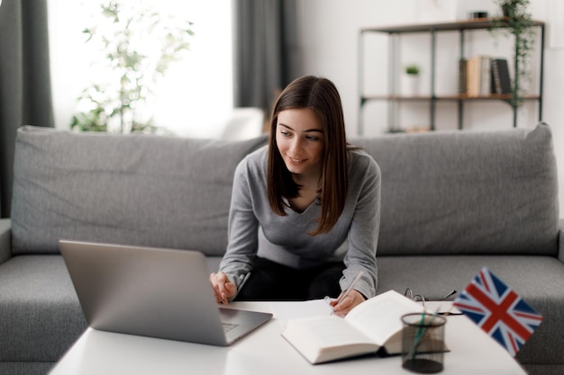 Photo woman having online english lesson