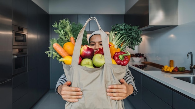 Photo a woman holding a bag of vegetables with a woman holding a bag of vegetables