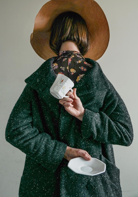 Photo woman holding coffee cup