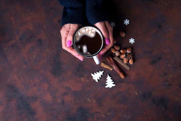 Photo woman holding cup of hot chocolate.