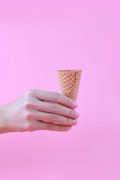 Photo woman holding ice cream cone