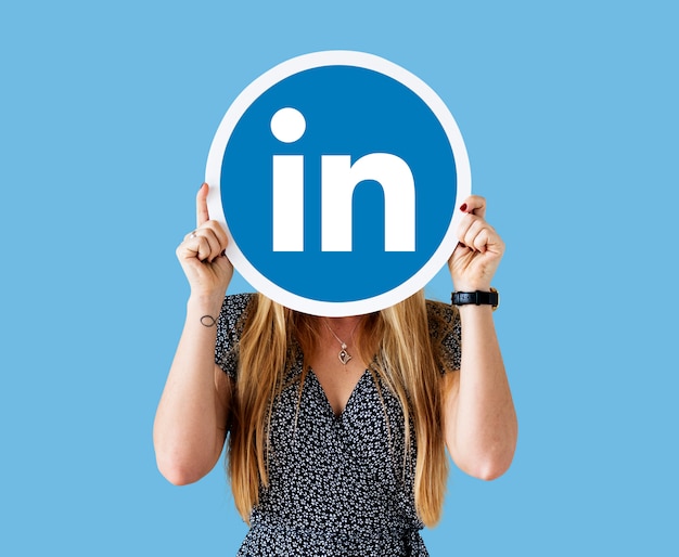 Photo woman holding a linkedin icon