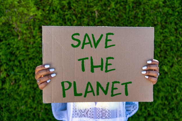 Photo woman holding placard poster save the planet