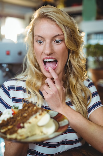 Photo woman holding a plate of desserts