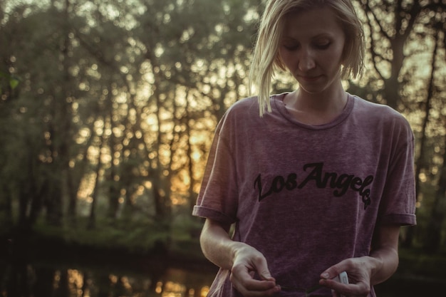 Photo woman holding stick in forest