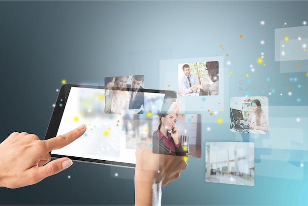 Photo woman holding the tablet with social media icons