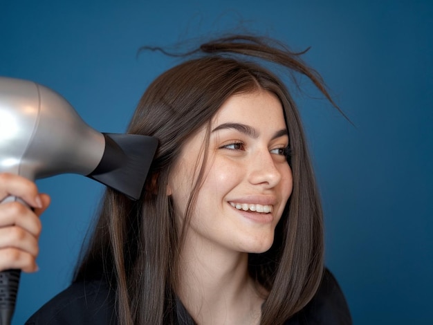 Photo a woman is cutting her hair with a black comb