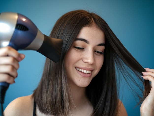 Photo a woman is cutting her hair with a black comb