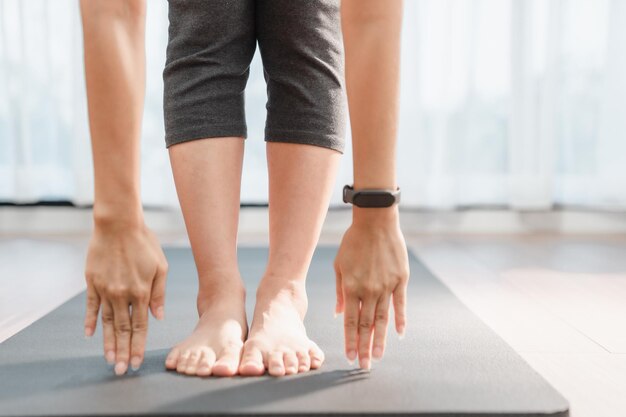 Photo a woman is doing a pilates exercise on a mat.