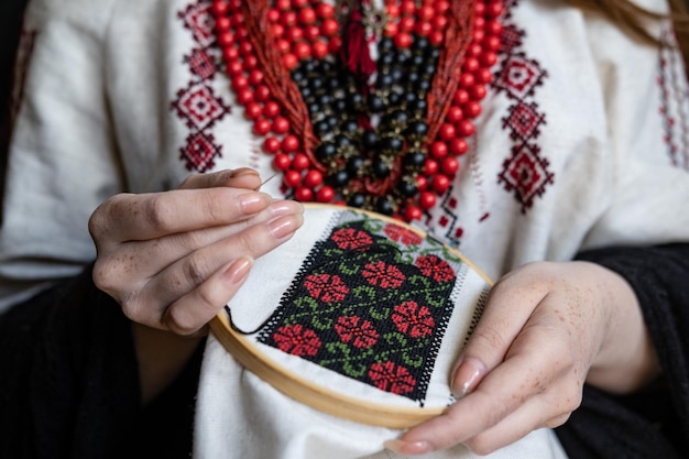 Photo a woman is holding a piece of fabric with flowers on it