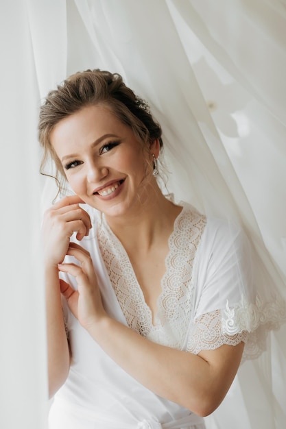 Photo a woman is smiling and wearing a white dress