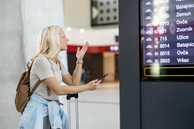 Photo a woman is standing in front of a vending machine that says  travel