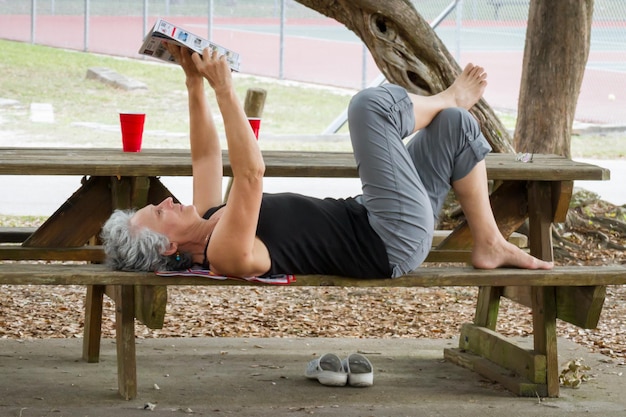 Photo woman lying on bench