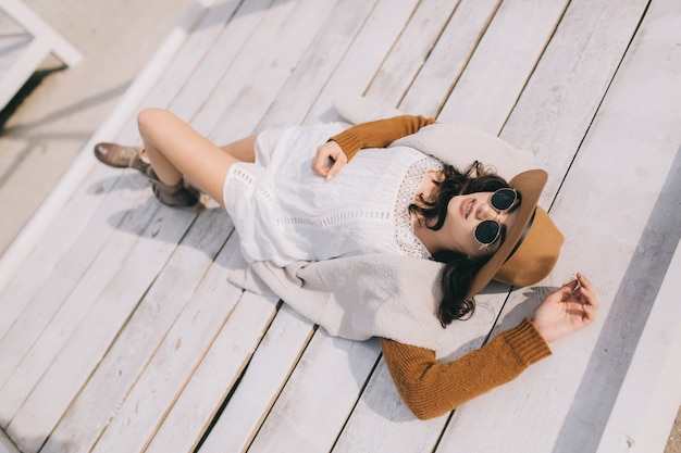 Photo woman lying on wooden floor