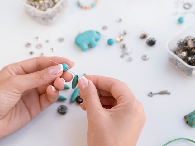 Photo woman making accessories with turquoise stones