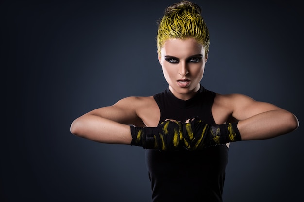 Photo woman mma fighter with yellow hair