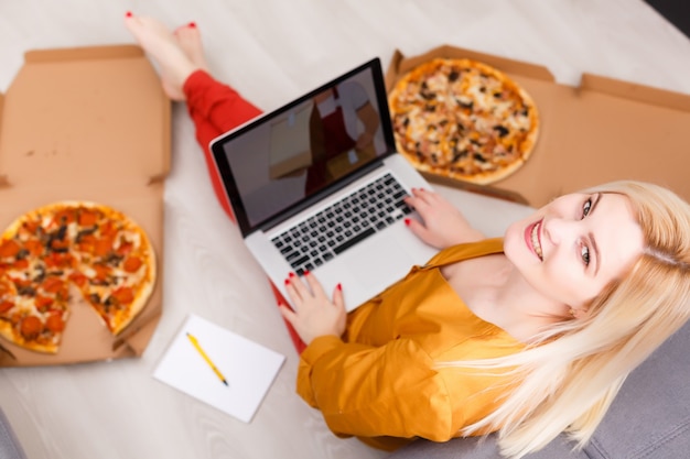 Photo woman ordering pizza at home during quarantine