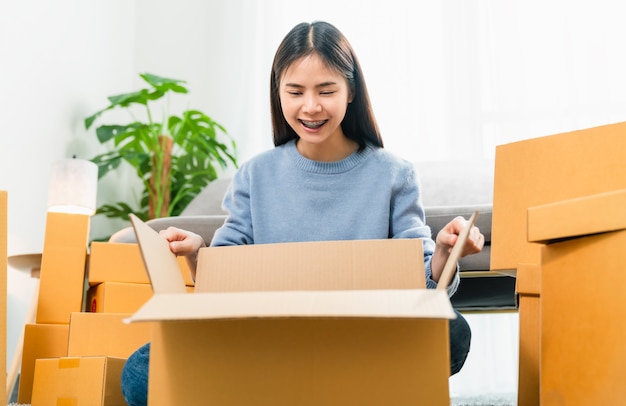 woman pack the product and send to the customer.