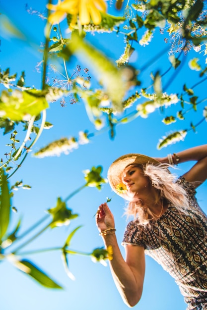 Photo woman in the park with flowers summer selective focus