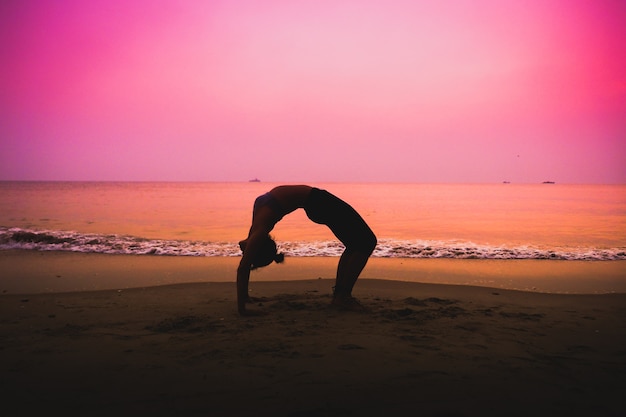 Photo woman practicing yoga