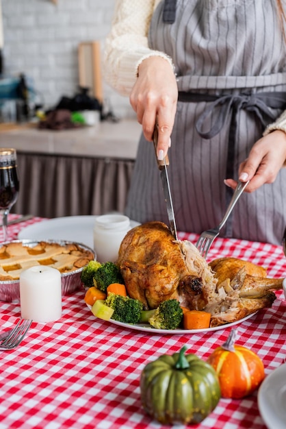 Photo woman preparing thanksgiving dinner at home kitchen decorating