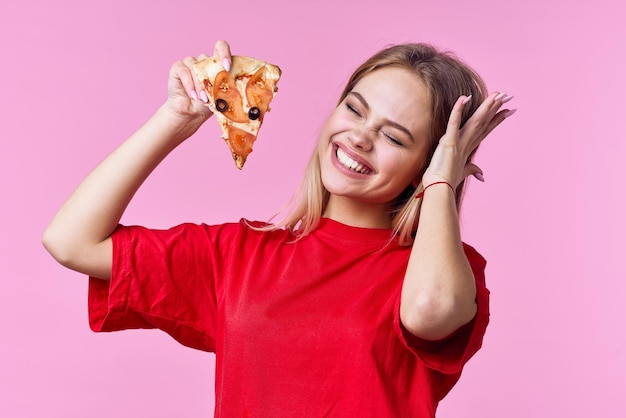 Photo woman in red tshirt fast food snack pink background