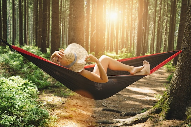 Photo woman relaxing at the forest on a hammock