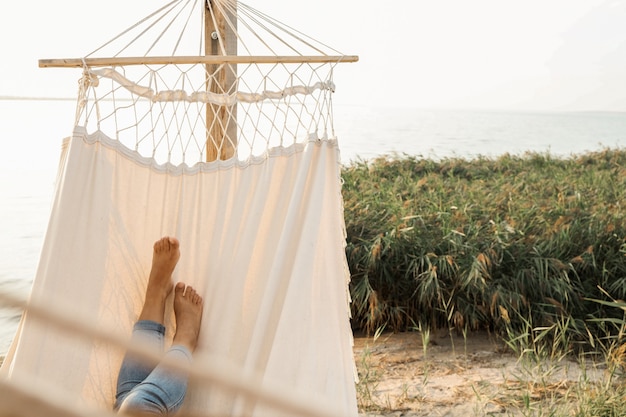 Photo woman relaxing in the hammock at the beach