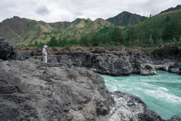 Photo woman at the river katun at summer day trip on altai mountains in altai republic