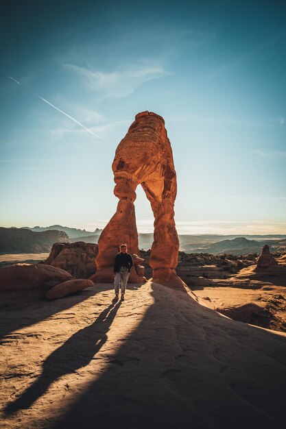 Photo woman on rock formation against sky