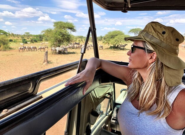 Photo woman in safari vehicle at national park